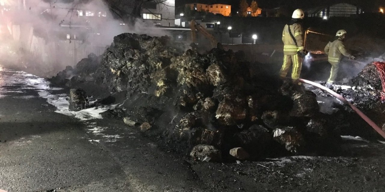 Sultangazi’de Açık Alanda Depolanan Tekstil Malzemeleri Yandı