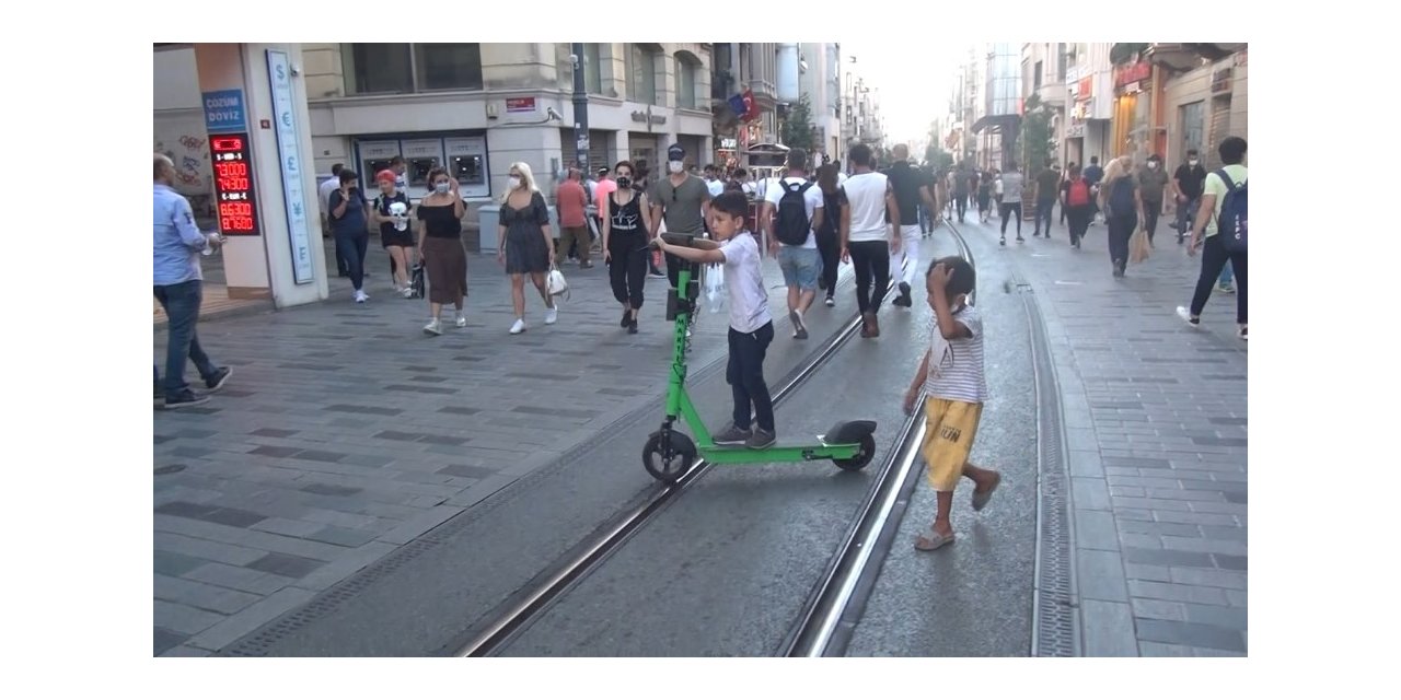 Taksim’de İki Çocuğun “martı”ya Bindiği Anlar İlginç Görüntüler Oluşturdu