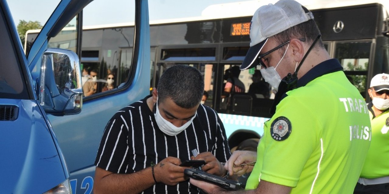 Sürücü Yolcu Alamamaktan, Yolcu Dolmuşların Balık İstifi Olmasından Şikayetçi