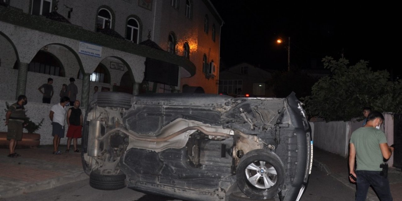 Maltepe’de Kontrolden Çıkan Lüks Cip Yol Ortasında Devrildi