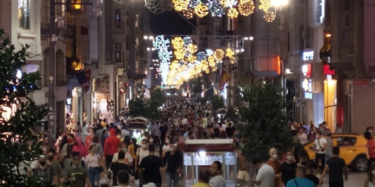 İstiklal Caddesi’nde Korona Virüs Unutuldu