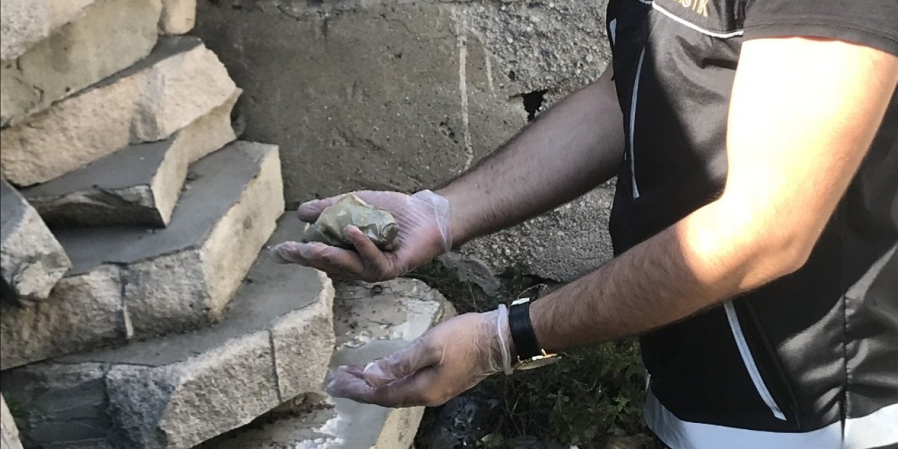 Narkotimler Mezarlıkta Uyuşturucu Madde Aradı