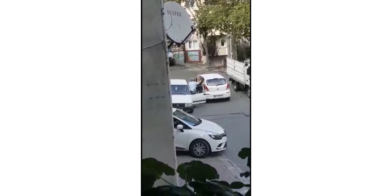 Trafikte Yol Verme Kavgasında Önce Tokat Attı Sonra Dayak Yedi