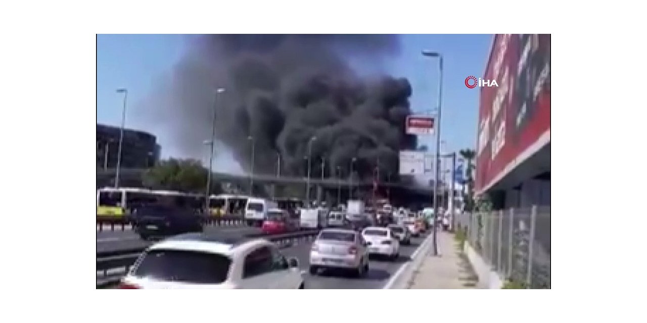 Zeytinburnu’da Bir Metrobüste Yangın Çıktı. Yangın Nedeniyle Olay Yerine Çok Sayıda İtfaiye Ekibi Sevk Edildi. Yangından Çıkan Dumanlar Kilometrelerce Uzaklıktan Göründü.