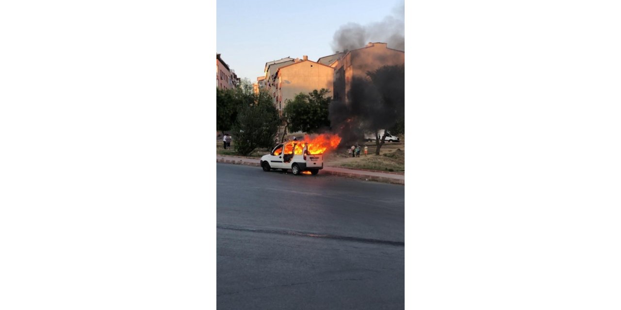 Sultangazi’de Akıl Almaz Olay: Alevli Araç Hareket Edince Panik Yaşandı