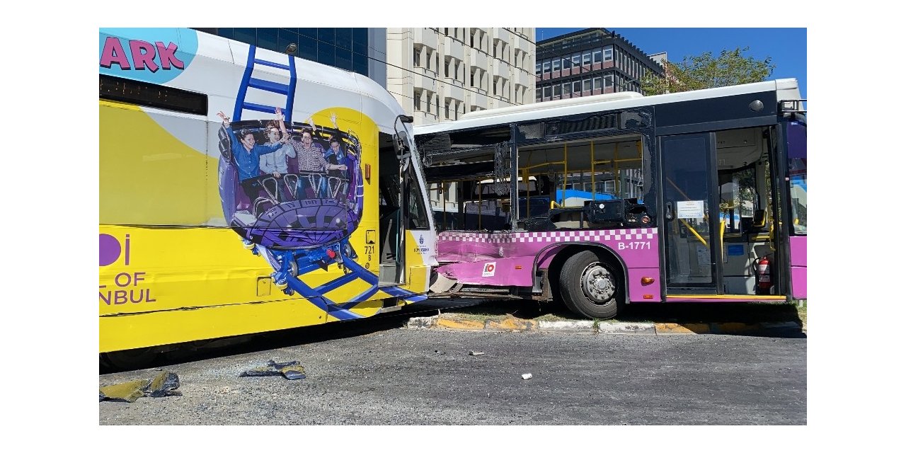 Tramvay Otobüse Çarptı: 2 Yaralı