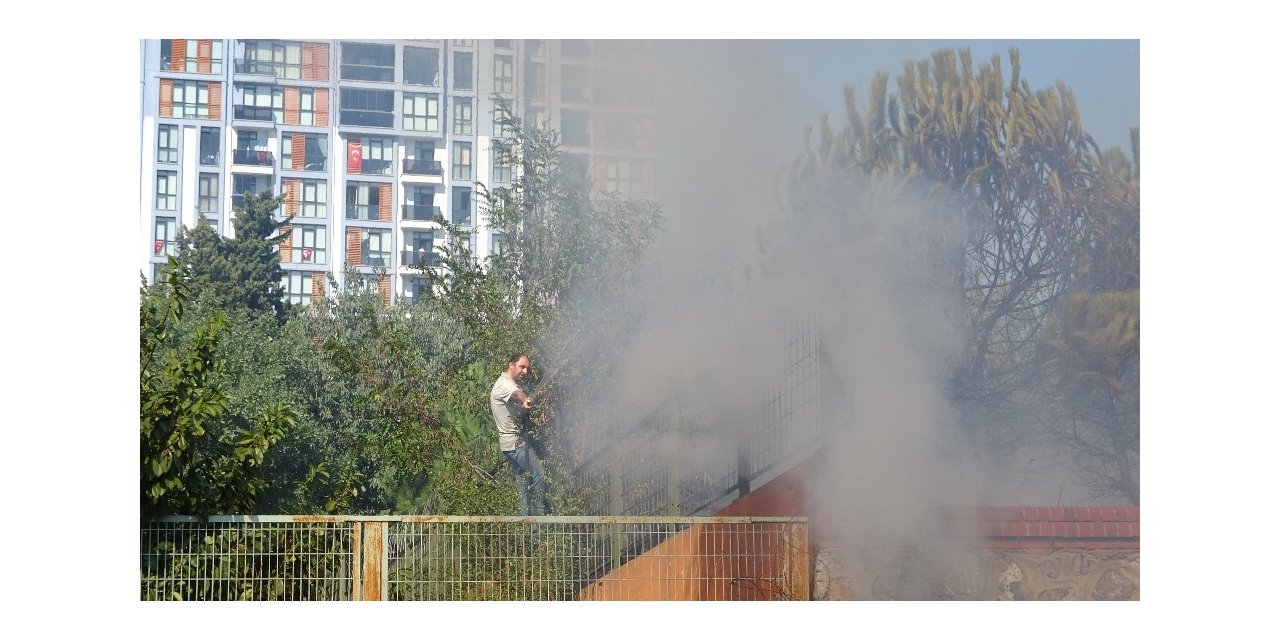 Pendik’te Yangını Söndürmek İçin Pazarcılar Seferber Oldu