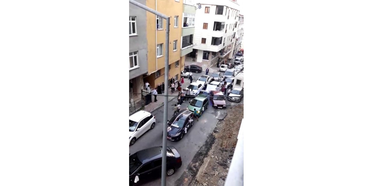 Düğün Konvoyu İçin Yolu Kapattılar, Halay Çektiler