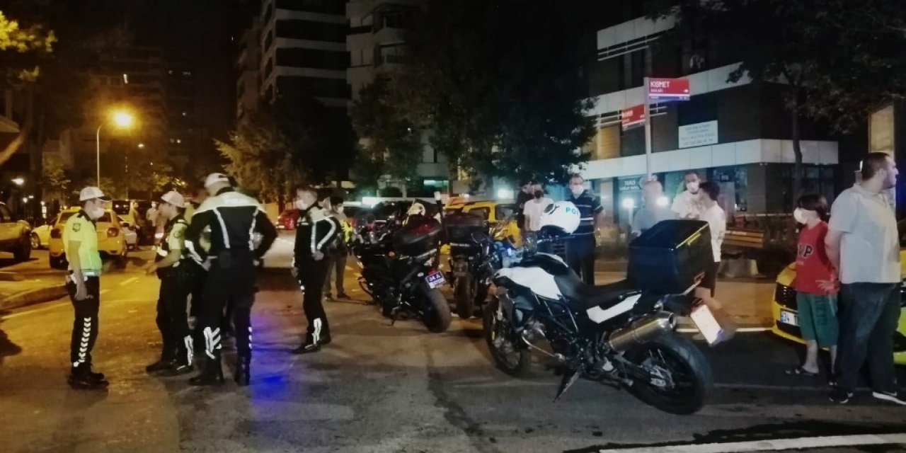 Kadıköy’de Motosikletli Trafik Polisiyle Bir Başka Motosiklet Sürücüsü Çarpıştı