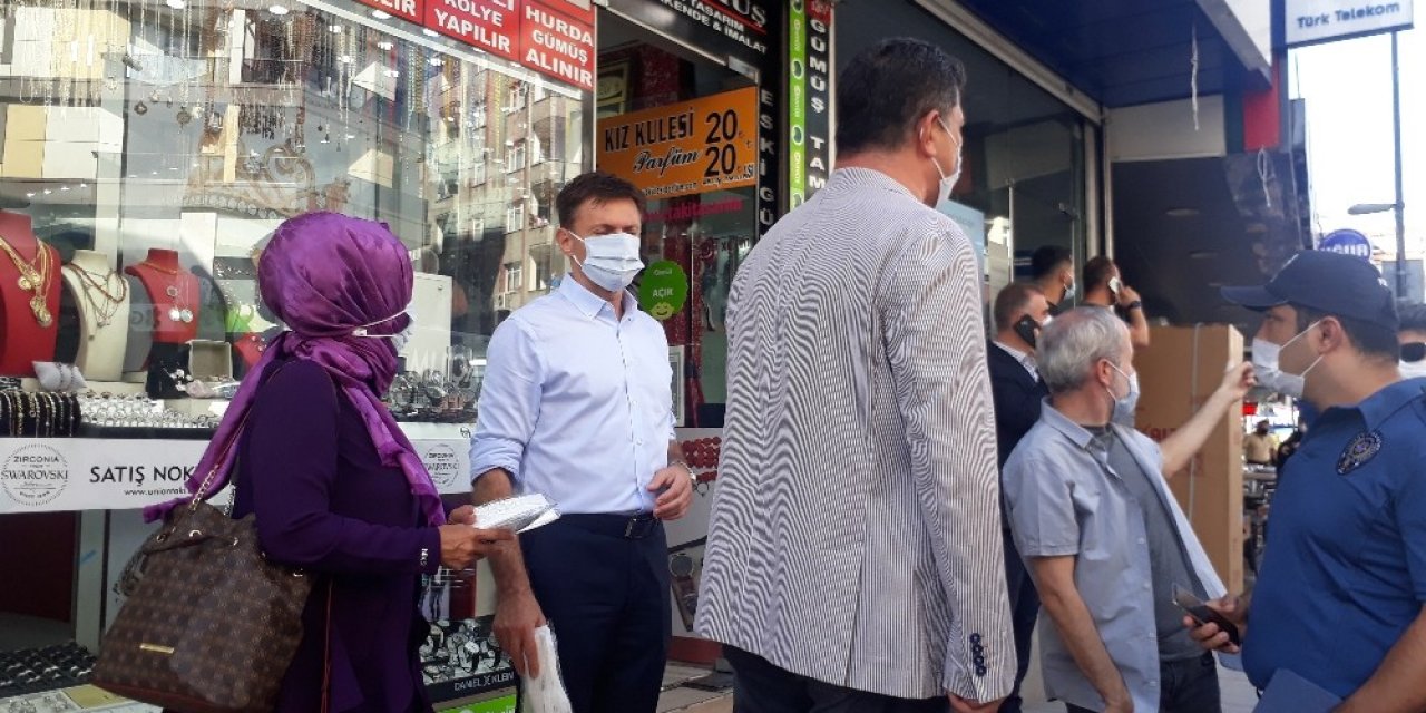 Covid-19 Denetimine Çıkan Belediye Başkanı Kendi Elleri İle Çocuklara Maske Taktı