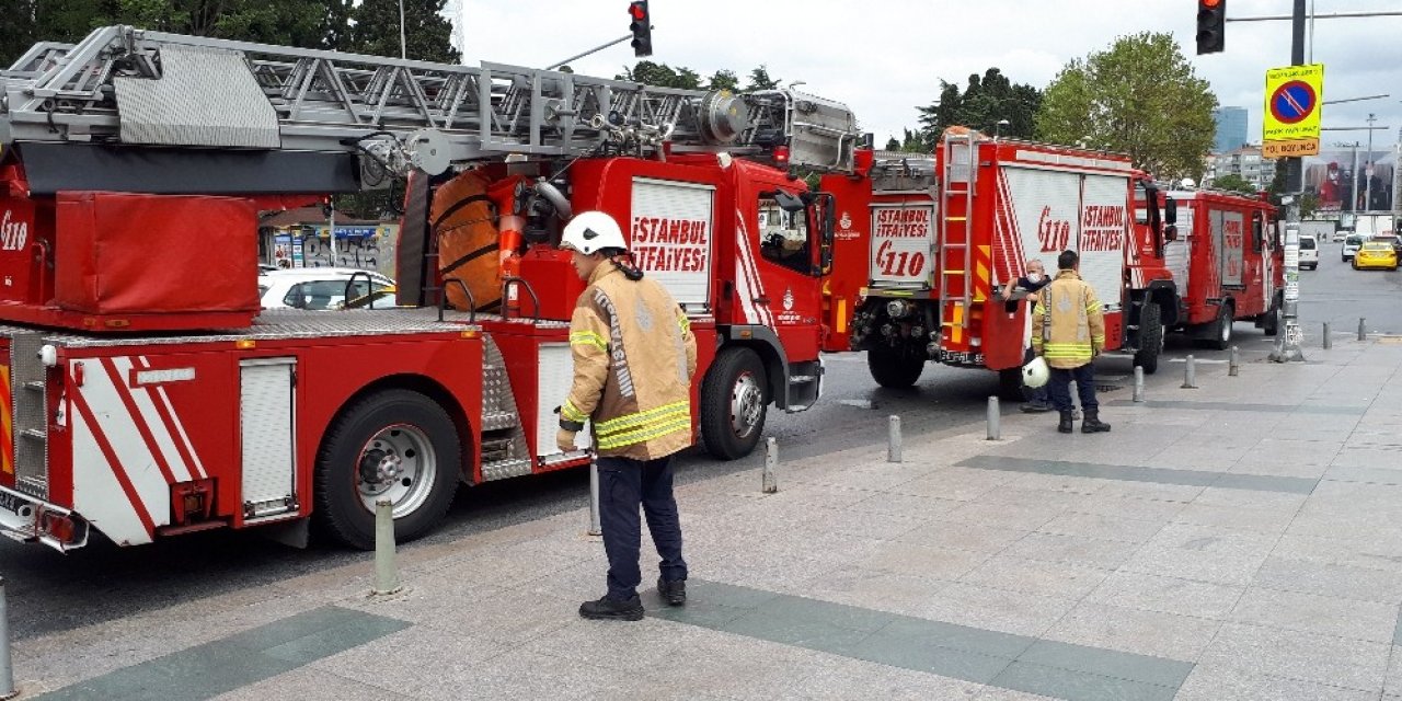 Şişli’deki Avm’de Yangın Paniği