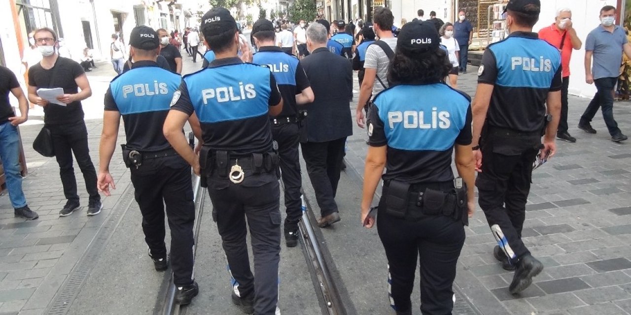 İstiklal Caddesi’nde Polis Ekiplerinden Maske Uyarısı