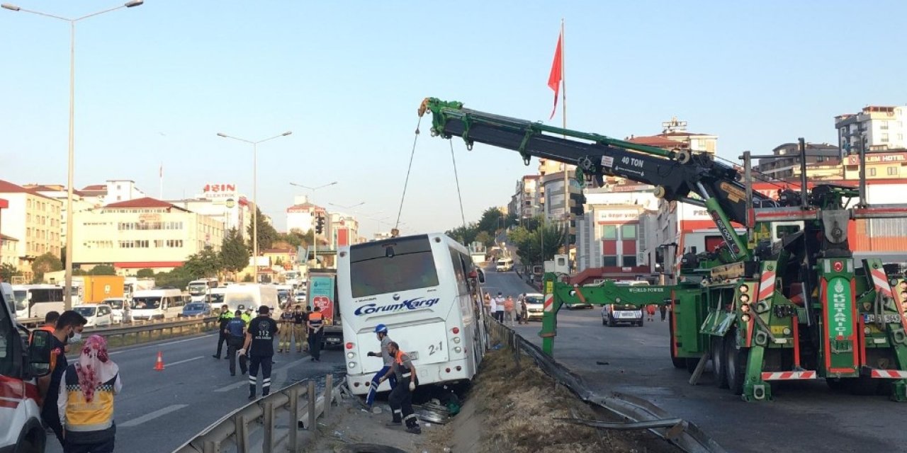 Pendik’te Kaza Yapan Yolcu Otobüsün Enkazı Kaldırıldı