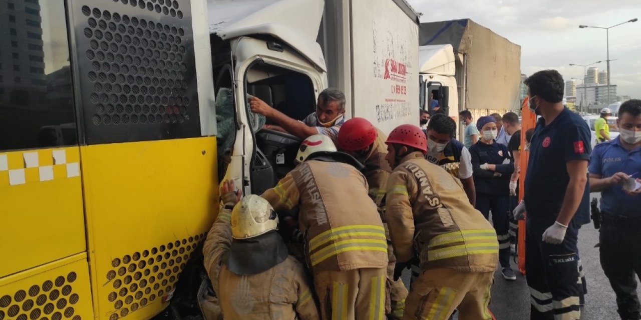 Yol Ortasında Duran Toplu Taşıma Aracına Kamyonet Çarptı: 2 Kişi Araçta Sıkıştı