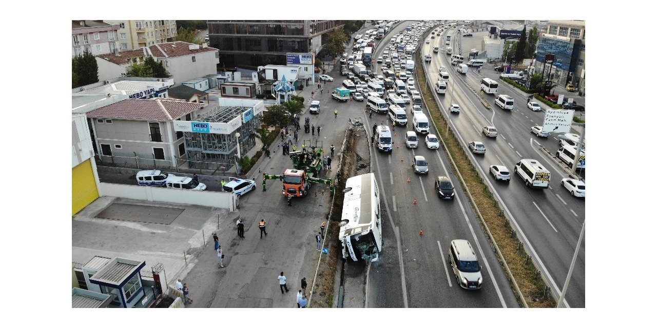 Pendik’te Yolcu Otobüsü Yan Yattı; 1 Ağır 11 Yaralı