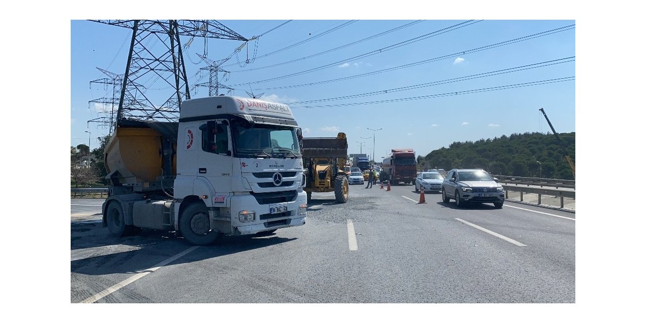 Kemerburgaz Yolunda Mıcır Yüklü Kamyon Devrildi