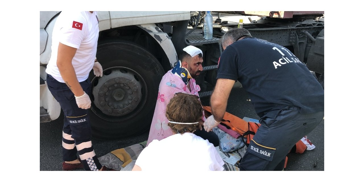 Beylikdüzü Ambarlı Liman Yolu’nda Üç Tane Tırın Karıştığı Bir Kaza Meydana Geldi. Olayda Bir Sürücü Yaralanırken Yol Trafiğe Kapatıldı. Bölgeye Ambulans Ve Polis Ekipleri Sevk Edildi.