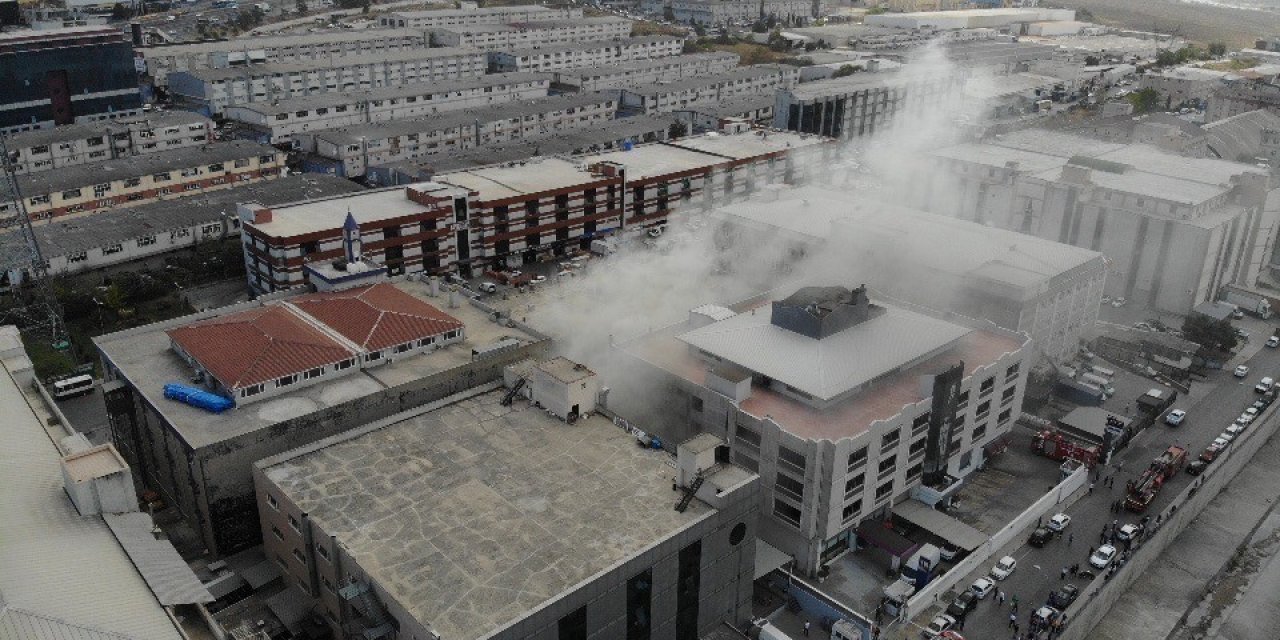 Beylikdüzü’nde Bir Sanayi Sitesinde Yangın Çıktı. Olay Yerine Sevk Edilen İtfaiye Ekiplerinin Yangına Müdahalesi Sürüyor.