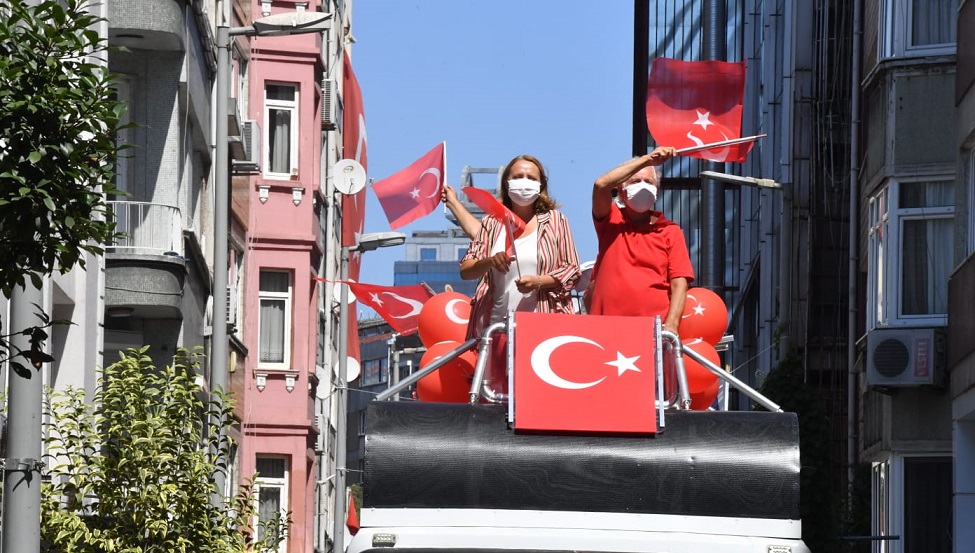 ŞİŞLİ BELEDİYESİ, 30 AĞUSTOS ZAFER BAYRAMI’NI KOMŞULARIYLA BİRLİKTE KUTLADI