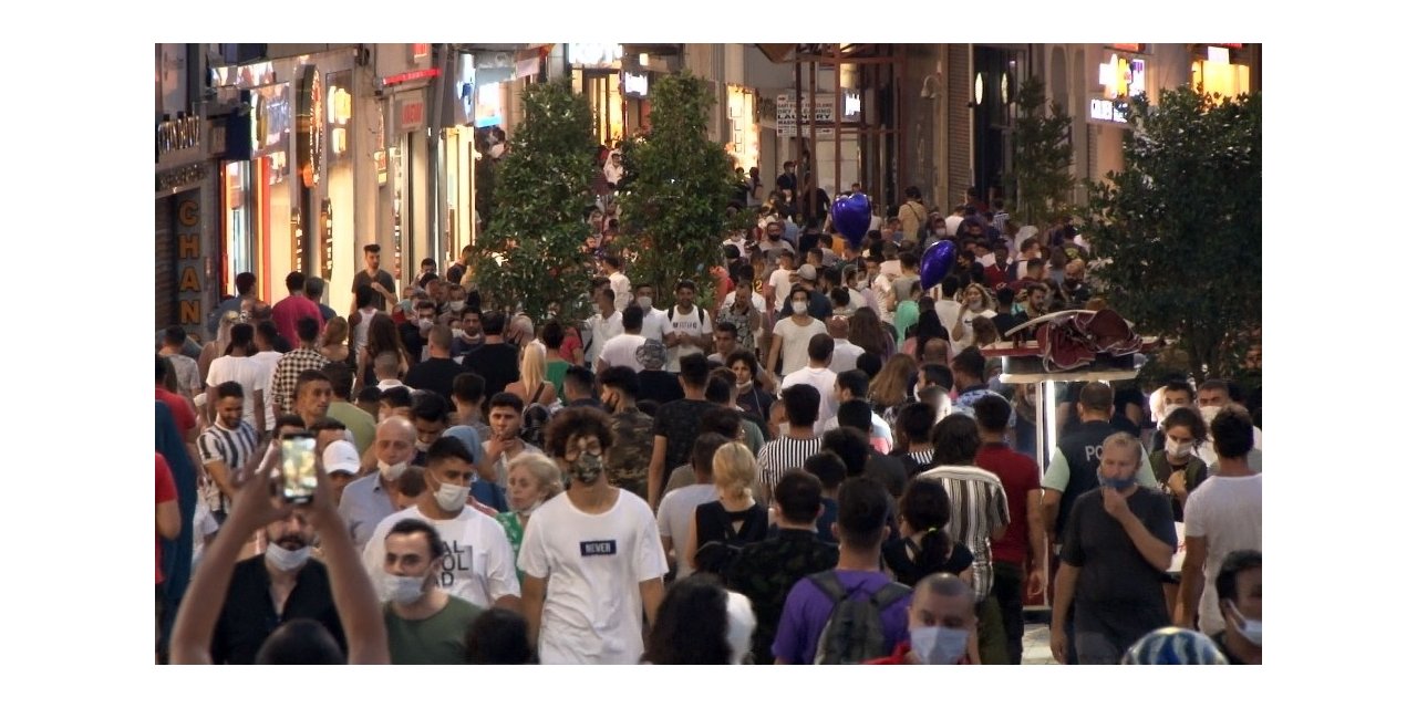 İstiklal Caddesi’ndeki Yoğunluk Pes Dedirtti