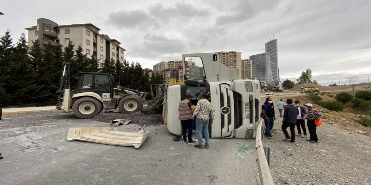 Ataşehir’de Hafriyat Kamyonu Yan Yattı: 1 Yaralı