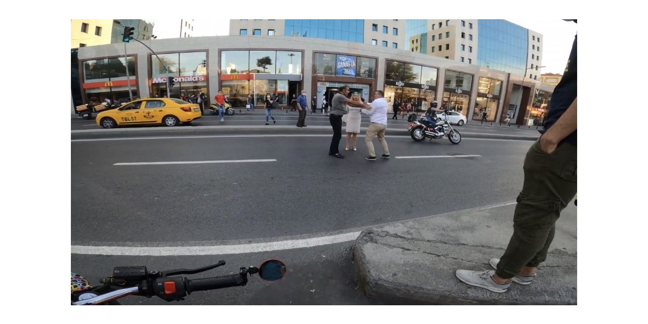 İstanbul’un Göbeğinde Yumruklu Trafik Kavgası Kamerada