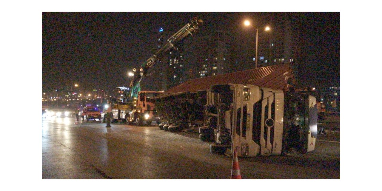 Tem Otoyolu’nda Tır Devrildi, Trafikte Yoğunluk Oluştu