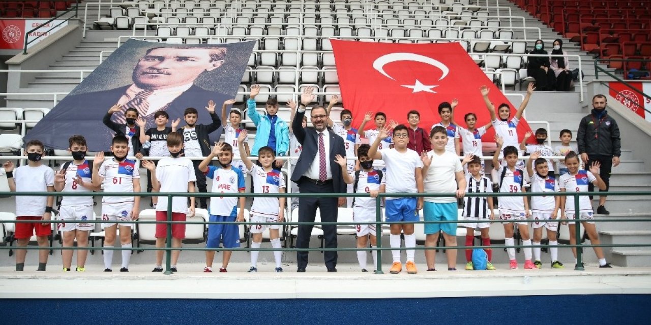 Bakan Kasapoğlu, Güngören’deki Spor Tesislerinde İncelemelerde Bulundu