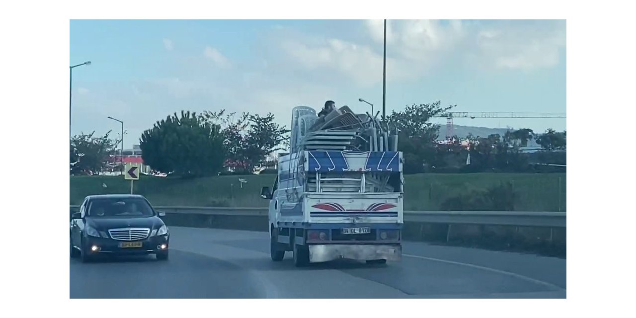 Ümraniye’de Kamyonet Kasasında Tehlikeli Yolculuk Kamerada