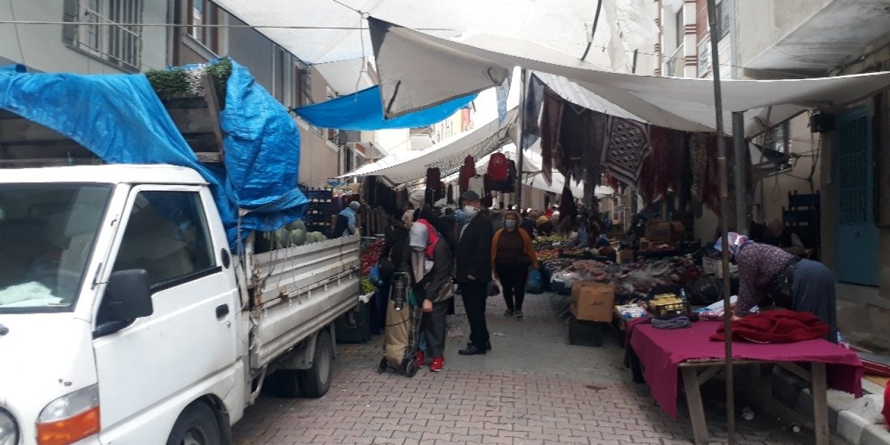 Sokak Ortasında Kurulan Pazar Vatandaşlara Zor Anlar Yaşatıyor