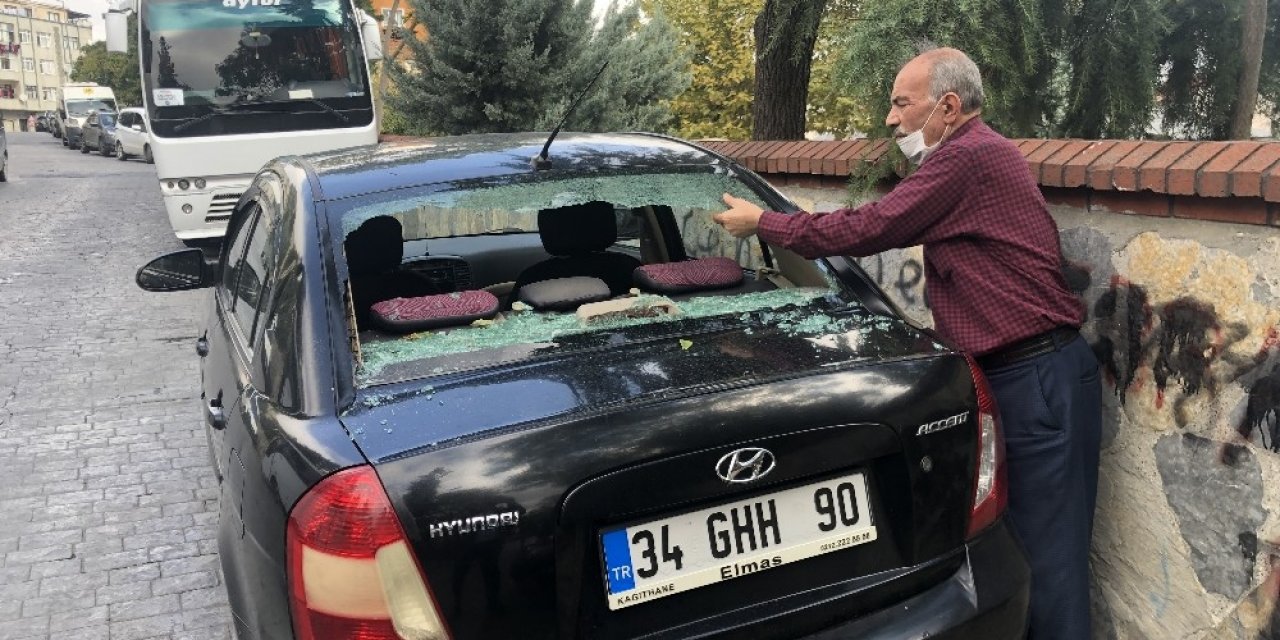 Beyoğlu’nda Park Halindeki 4 Aracın Camını Çekiçle Kırdılar