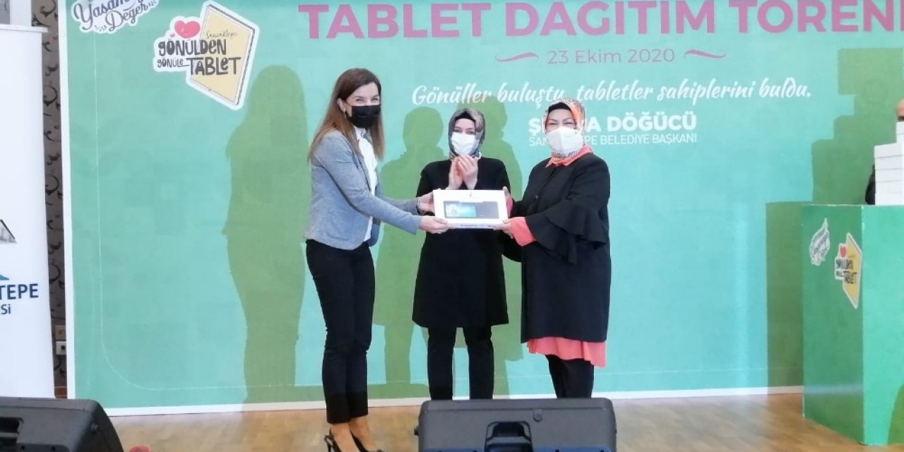 Sancaktepe’de İhtiyaç Sahibi Öğrencilere Tablet Hediye Edildi