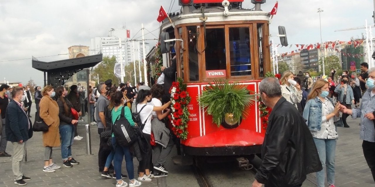 Nostaljik Tramvay Cumhuriyet Bayramı İçin Süslendi