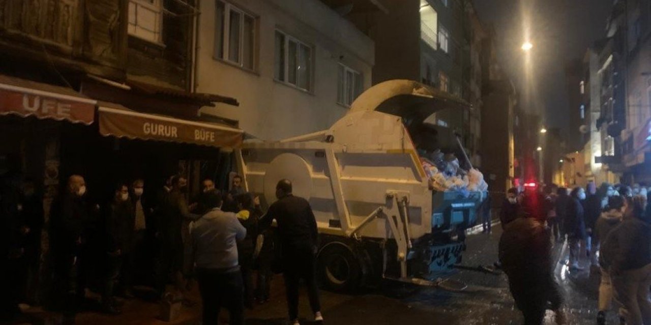 Beyoğlu’nda Freni Boşalan Çöp Kamyonu  Bir Evin Kapısına Çarptı