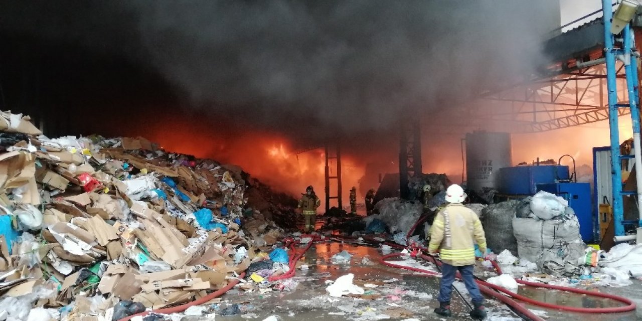 Kartal’da Kağıt Fabrikası Alev Alev Yandı