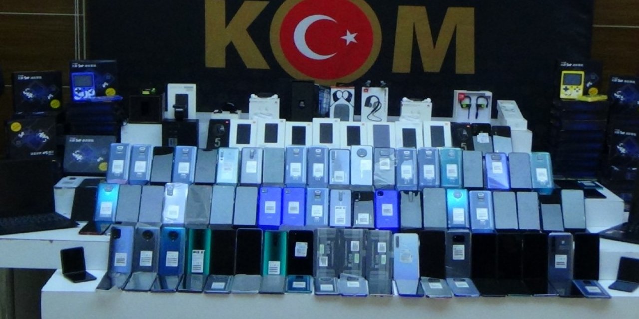 Polisten Kaçak Cep Telefonu Operasyonu