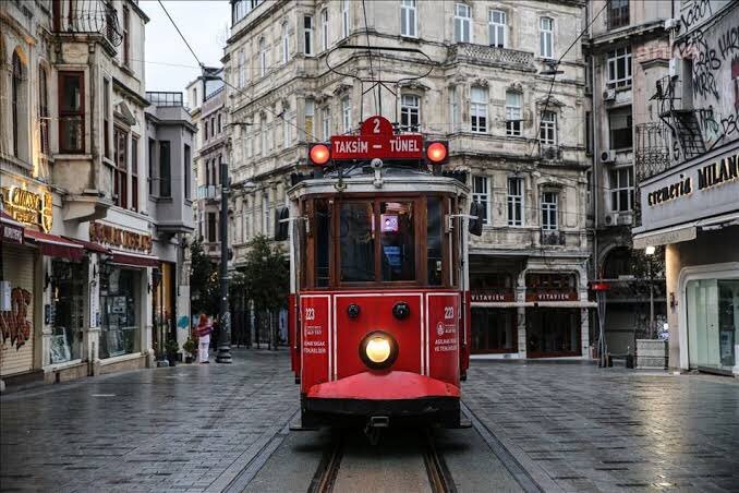 İSTİKLAL CADDESİ'NDE YARINDAN İTİBAREN HERKES SAĞDAN YÜRÜYECEK