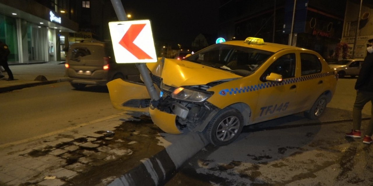 Kaza Yaptı, Aracını Olduğu Yerde Bırakıp Uzaklaştı