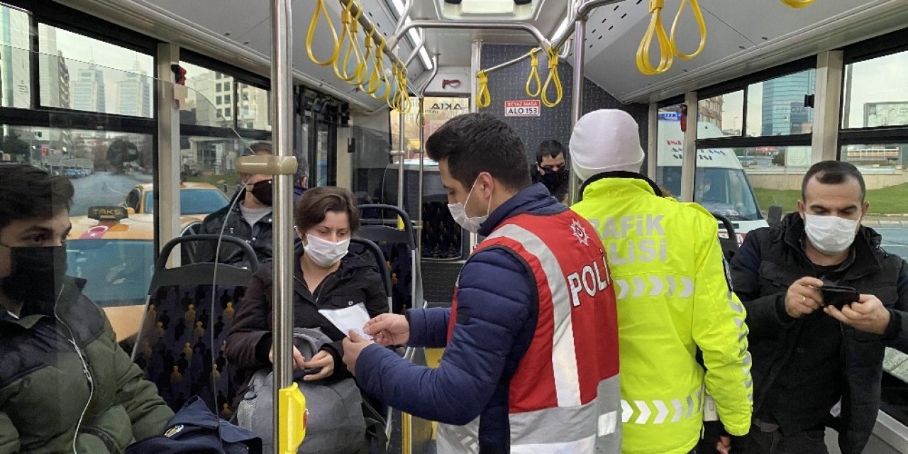 Polis Ekipleri, İett Otobüsünde İzin Belgesi Kontrolü Yaptı