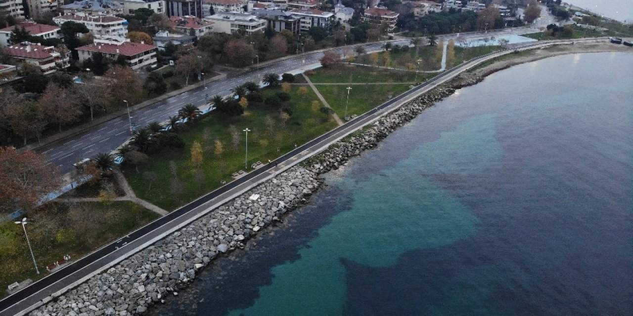 Caddebostan’da İlginç Görüntü: Sahil Kızıla Boyandı