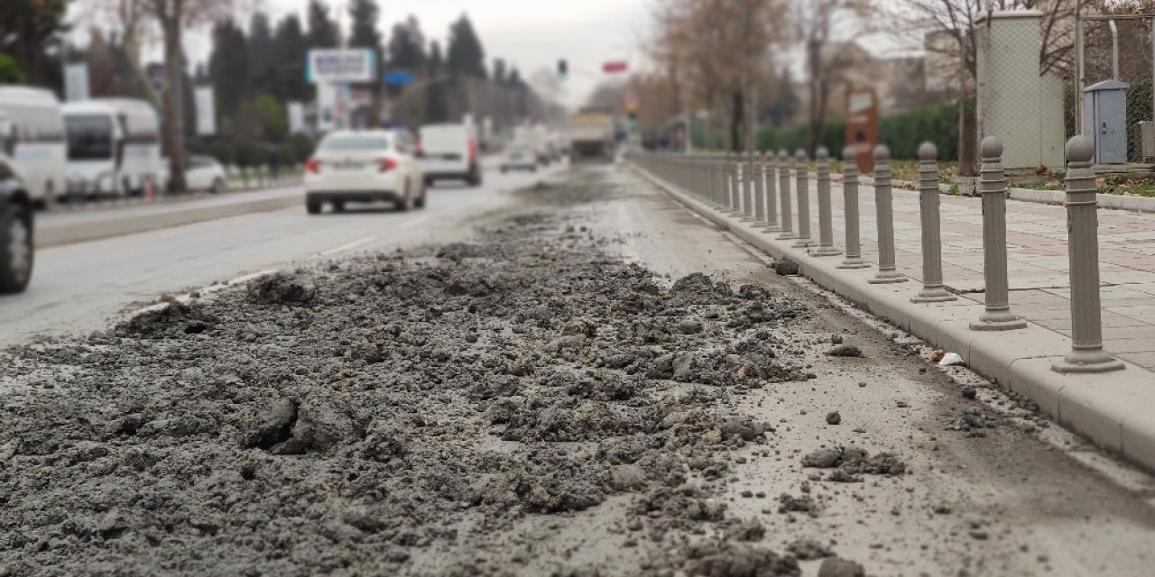 Aşırı Yüklü Kamyondan Dökülen Hafriyat Tehlike Saçtı