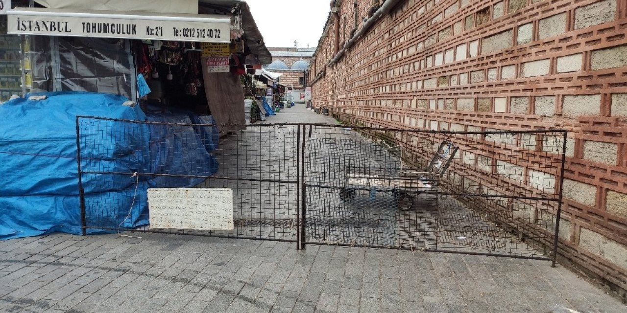 Kısıtlamayla Eminönü Meydanı Boş Kaldı