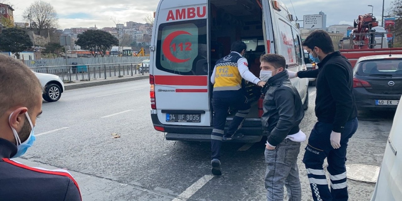 Beyoğlu’nda Halk Otobüsüyle Minibüs Çarpıştı: 2 Yaralı