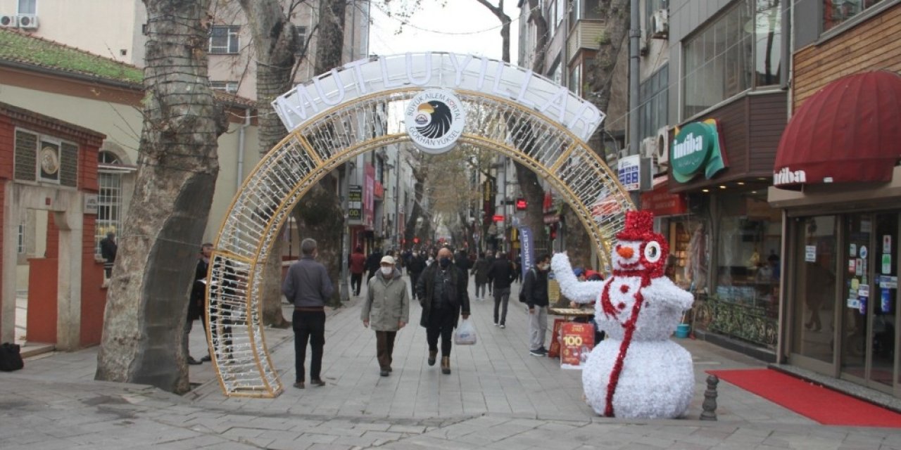 Kartal’da Cadde Ve Meydanlar Yeni Yıl İçin Süslendi