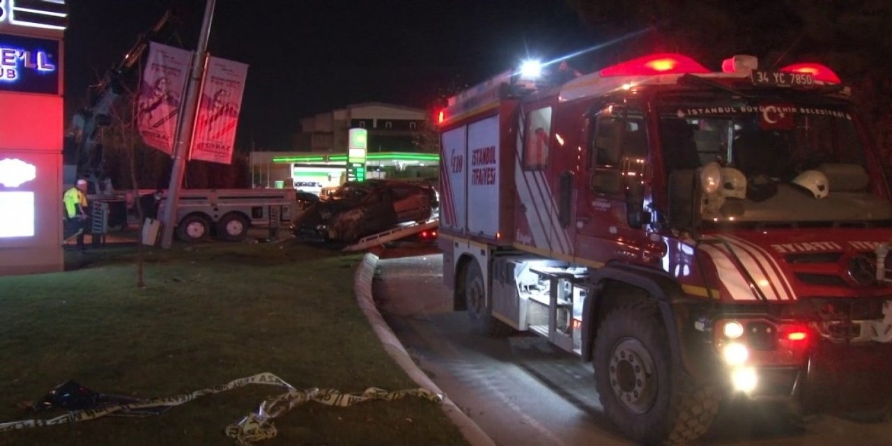 Elektrik Direğine Çarpan Otomobilin Sürücüsü Hayatını Kaybetti