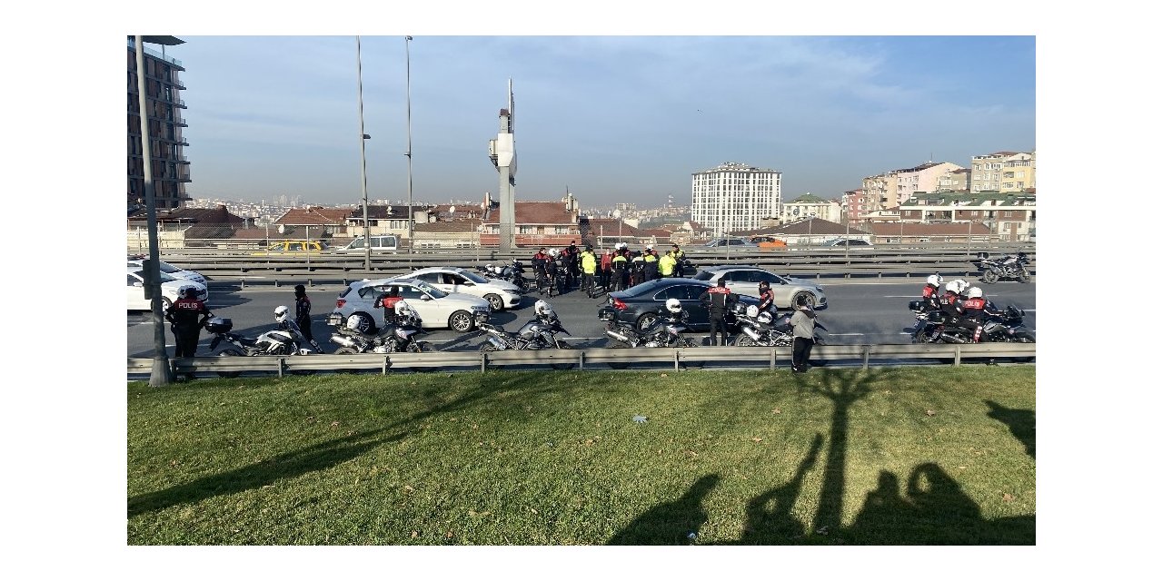 E-5 Karayolu’nda Kaza Geçiren Motosikletli Polisin Yardımına Meslektaşları Koştu