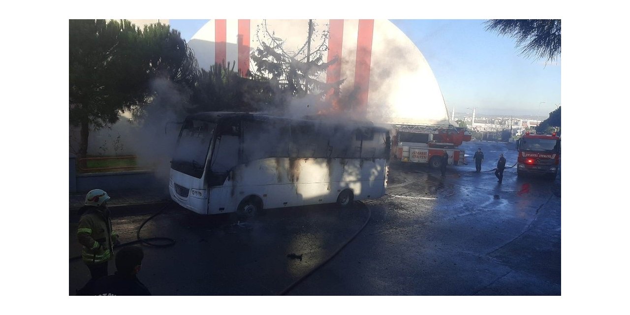 Silivri’de Park Halindeki Midibüs Alev Alev Yandı