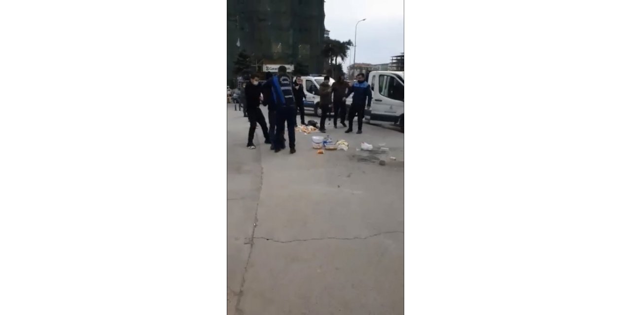 Pilav Tezgâhına El Konulan Seyyar Satıcı Zabıta Ekiplerine Tüp Fırlattı