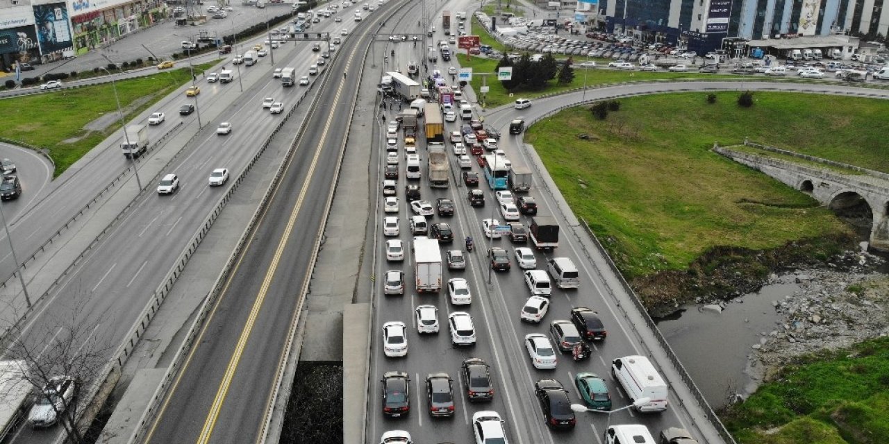 E-5’te Kontrolden Çıkan Tır, Metrobüs Bariyerine Çarptı