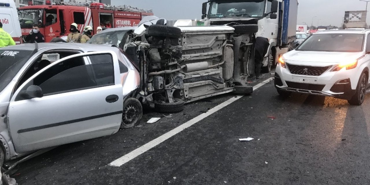 Tem Otoyolu Avcılar Gişeler Mevkii Ankara İstikametinde 2 Tırın Karıştığı Zincirleme Trafik Kazası Meydana Geldi. Bölgede Trafik Yoğunluğu Oluştu.